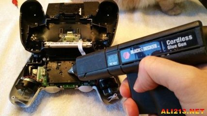 還怕手柄沒電？國外玩家分享PS4手柄電池更換與電子配件維護指南